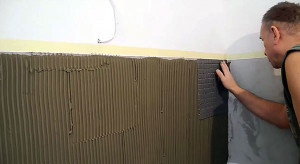 Прикладываем и слегка прижимаем первый лист мозаики в угол