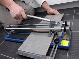 Как правильно работать ручным плиткорезом