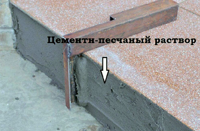 Снимаем излишки клея с торца лестницы