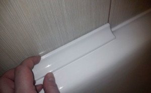 как закрыть щель между ванной и плиткой
