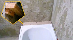 Щель у стены закрывает полка из брусков и влагостойкого гипсокартона