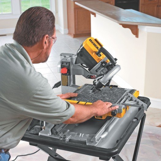 DeWALT D24000 имеет подвижный суппорт на станине. Очень компактен в сложенном виде. Мощность 1,6 кВт, скорость вращения — 4200 об/мин. Примерная стоимость — 62 000 рублей.