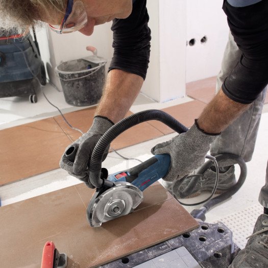 К плиткорезу Bosch GCT 115 Professional можно подключать пылесос и менять насадку: диск для резки плитки или алмазные коронки.