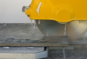 Резка толстого керамогранита с подачей воды.