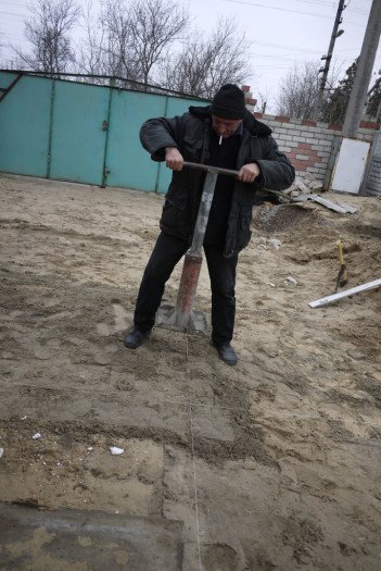 Распределяем приготовленную смесь по одному из мини-прямоугольников и тщательно утрамбовываем.