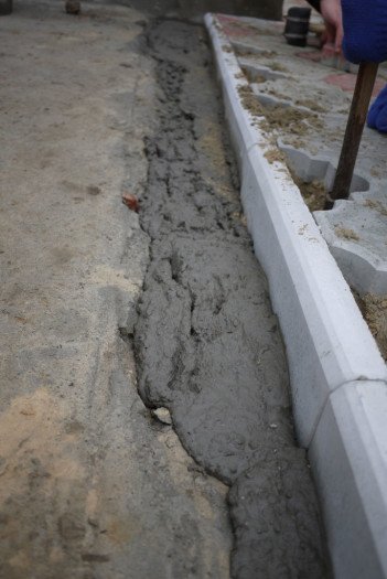 Бордюры фиксируются густым раствором.