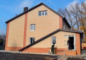 Облицовка коттеджа керамогранитом с утеплением.